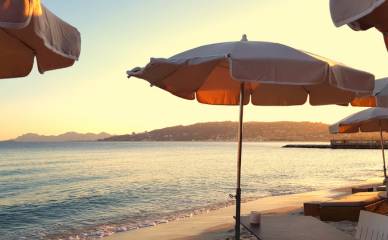 Plages de Juan-les-Pins avec des transats et des parasols sur le sable.