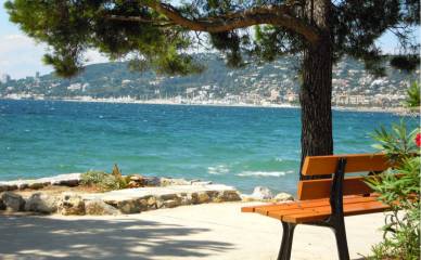 Plages de Juan-les-Pins avec un banc à droite et la mer en face