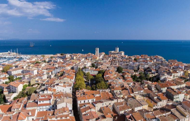 "Vue aérienne d'Antibes, Juan-les-Pins avec la mer à l'horizon."