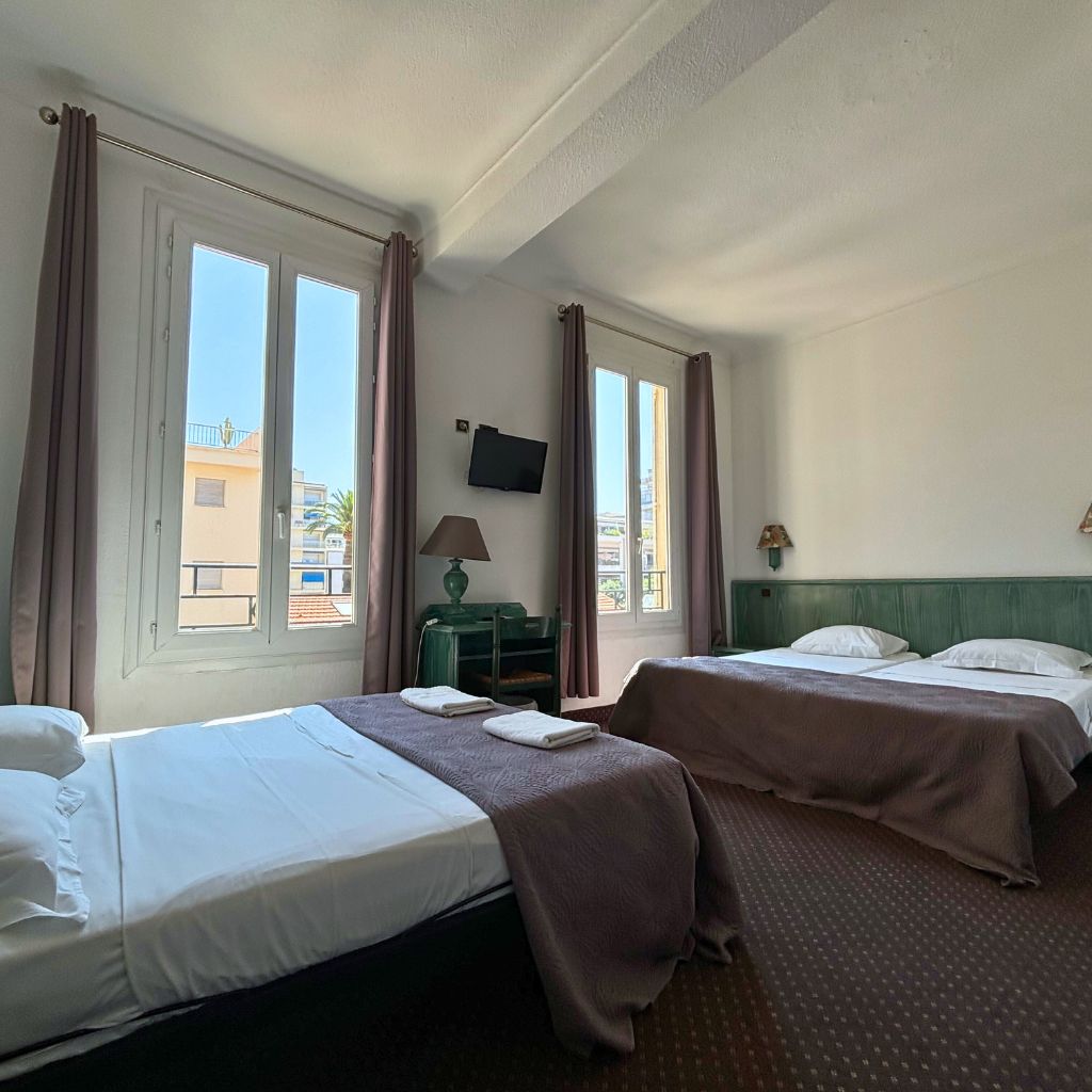 Chambre Familiale - Hôtel Les Pins