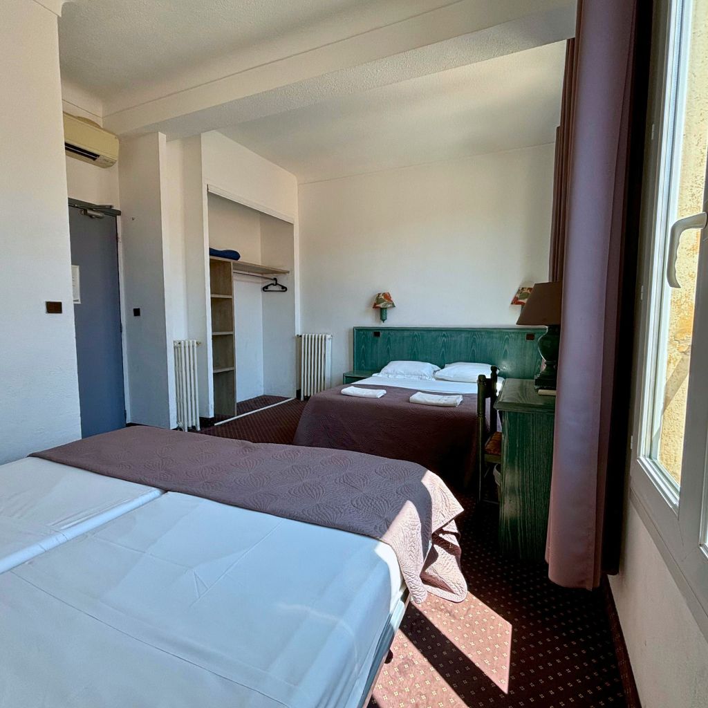 Chambre Familiale - Hôtel Les Pins
