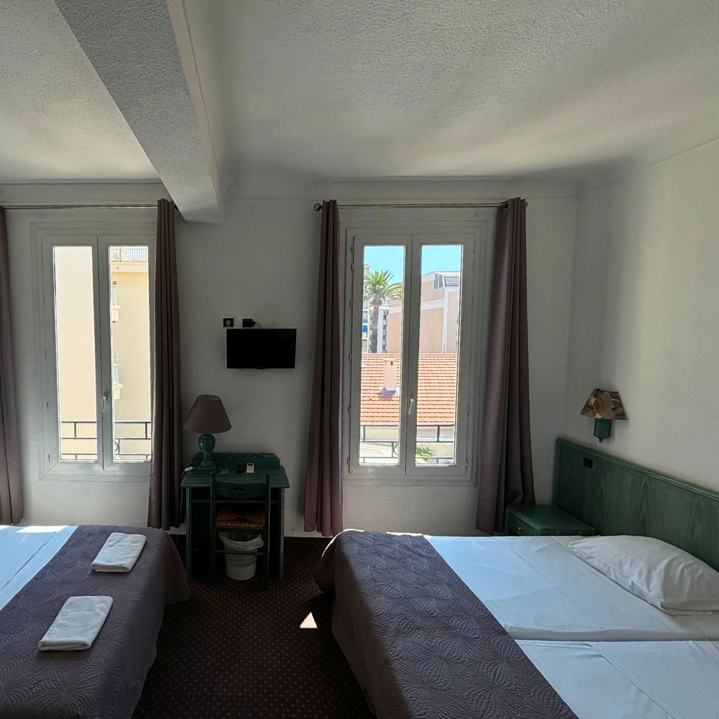 Chambre Familiale - Hôtel Les Pins
