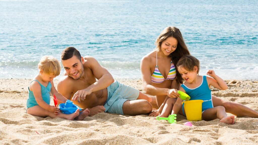 famille qui joue dans le sable